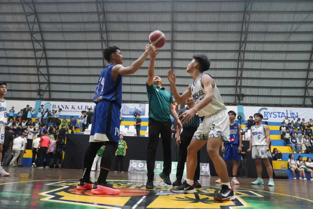 Wali Kota Pontianak Edi Rusdi Kamtono saat membuka Kejuaraan Bola Basket Wali Kota Cup II di GOR Perbasi Pontianak, Minggu (4/10/2026) malam.