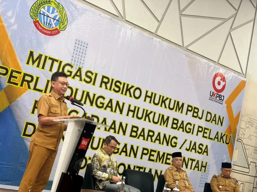 Wali Kota Pontianak Edi Rusdi Kamtono saat membuka Bimtek Mitigasi Risiko Hukum PBJ dan Perlindungan Hukum bagi Pelaku Pengadaan Barang/Jasa di Lingkungan Pemerintah Kota Pontianak” di Hotel Ibis, Senin (5/10/2026).