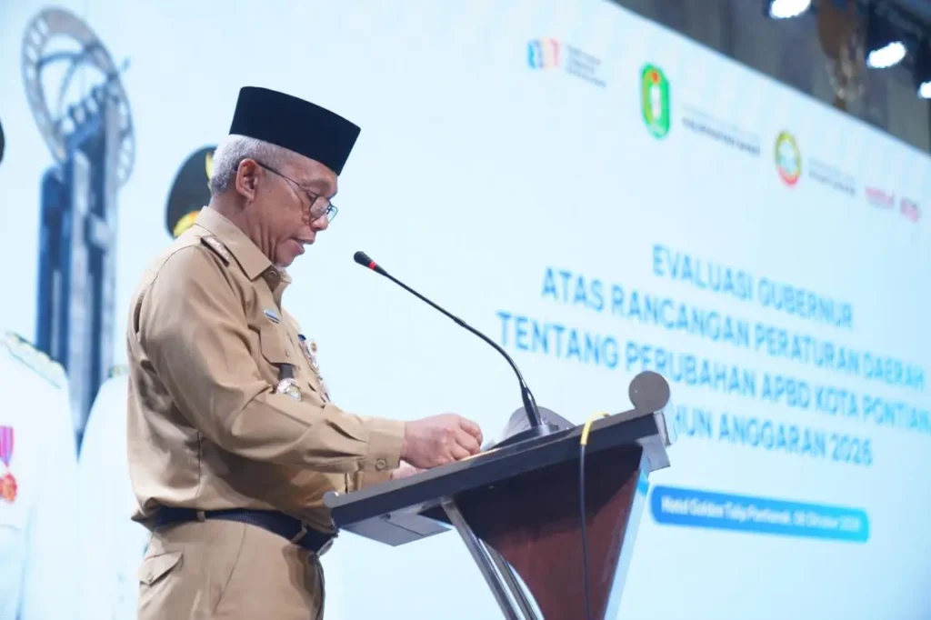 Sekretaris Daerah Kota Pontianak Amirullah ketika membuka Rapat Evaluasi terhadap Raperda dan Rancangan Peraturan Kepala Daerah tentang Perubahan APBD Tahun Anggaran 2026 di Hotel Golden Tulip, Selasa (6/10/2026).