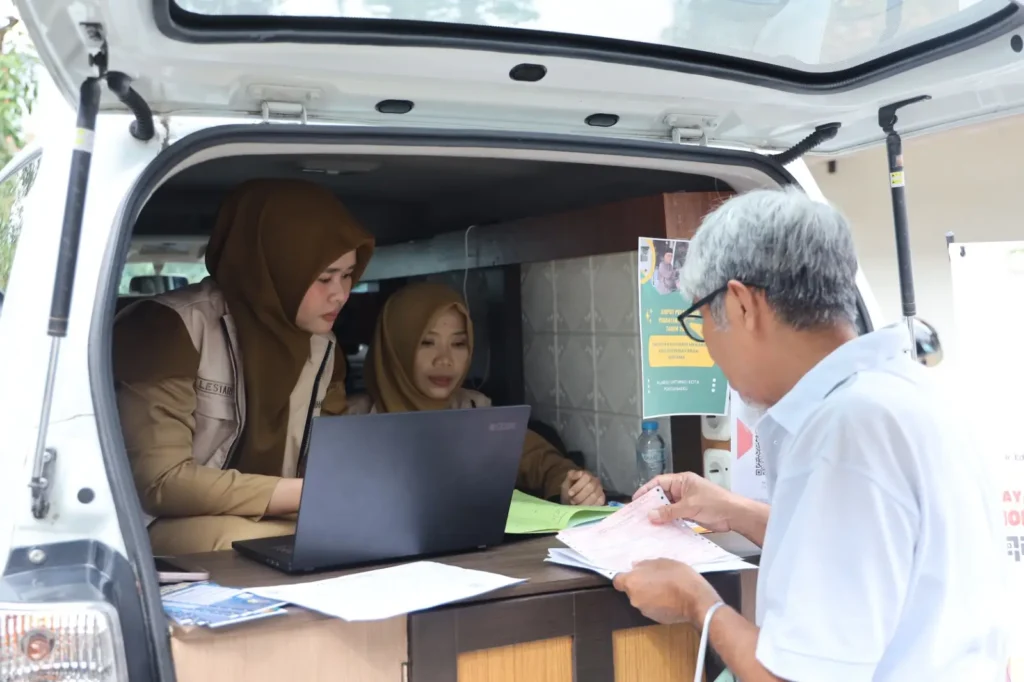 Warga memanfaatkan pelayanan mobil keliling untuk membayar PBB-P2.