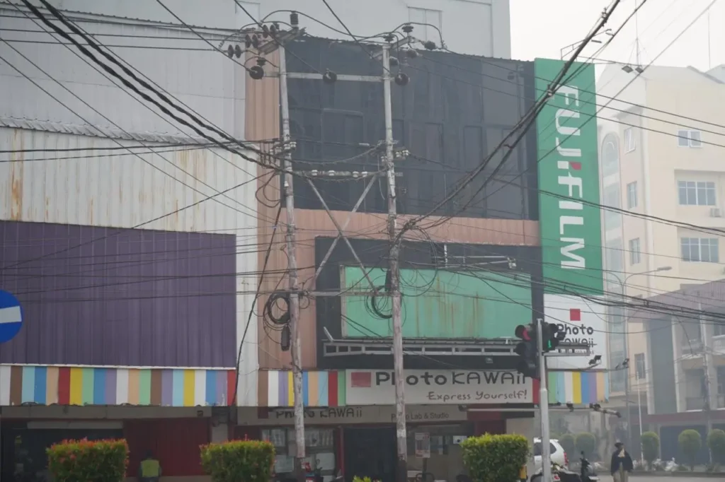 kondisi kabel jaringan di salah satu ruas jalan Pontianak.