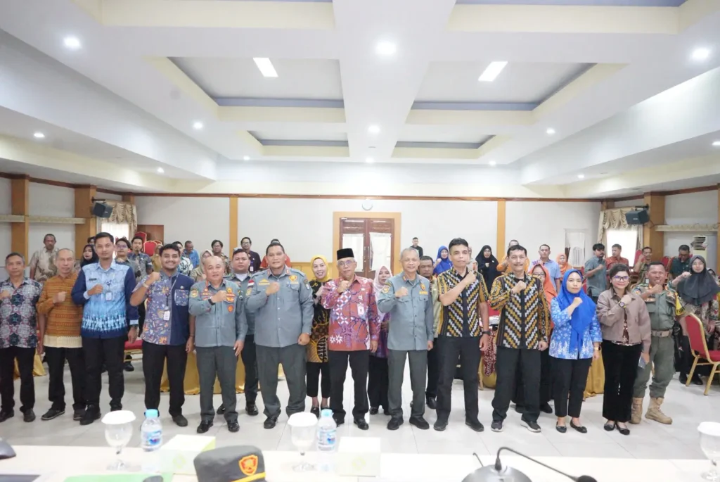 Sekretaris Daerah Kota Pontianak Amirullah saat membuka Pemutakhiran Pendataan Anggota Satlinmas melalui SIM Linmas Kemendagri di Aula SSA Kantor Wali Kota Pontianak, Kamis (8/10/2026).