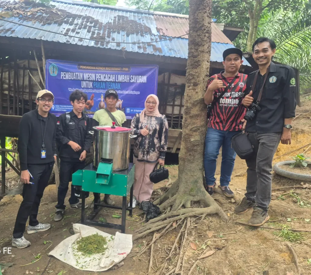 Kamaludin, peternak yang mendapat bantuan Mesin Pencacah Limbah Sayur dari mahasiswa PKM Polnep.