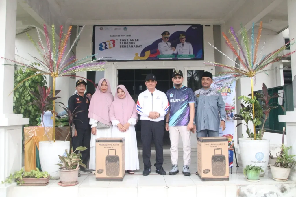 Wakil Wali Kota Pontianak Bahasan menyerahkan bantuan speaker kepada majelis taklim dalam rangkaian Gelar Dagang Berjaya di halaman Kantor Lurah Akcaya, Jumat (9/10/2026).