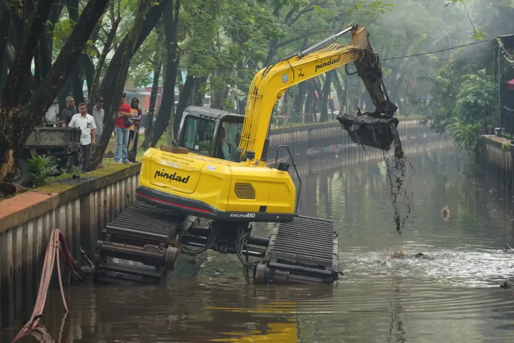 Aktivitas normalisasi saluran di Parit Tokaya, Jumat (9/10/2026).