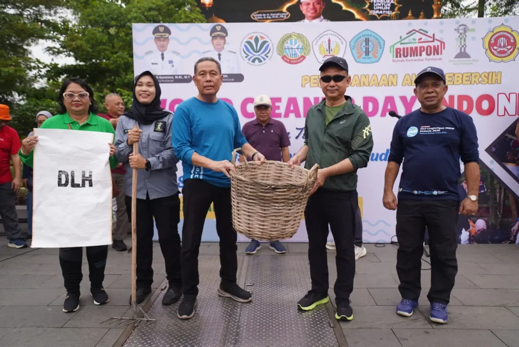 Wali Kota Pontianak Edi Rusdi Kamtono menyampaikan rencana pembangunan TPST berkapasitas 200–300 ton per hari dan pengolahan sampah organik menjadi pupuk saat membuka puncak World Cleanup Day 2026 di Taman Digulis Untan, Pontianak, Minggu (11/10/2026).