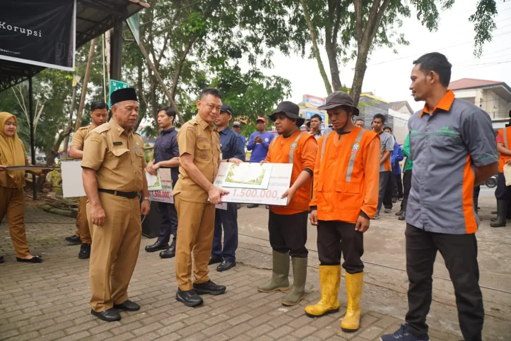 Wali Kota Pontianak Edi Rusdi Kamtono menyerahkan secara simbolis penghargaan kepada perwakilan PPSU di halaman Kantor Dinas Lingkungan Hidup Kota Pontianak, Selasa (13/10/2026).