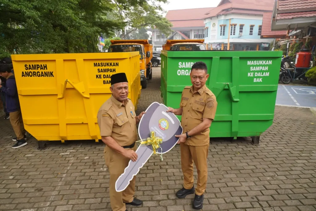 Pemerintah Kota Pontianak memperkuat sarana pengelolaan sampah kota dengan menambah dua unit dump truck dan 23 konteiner sampah.