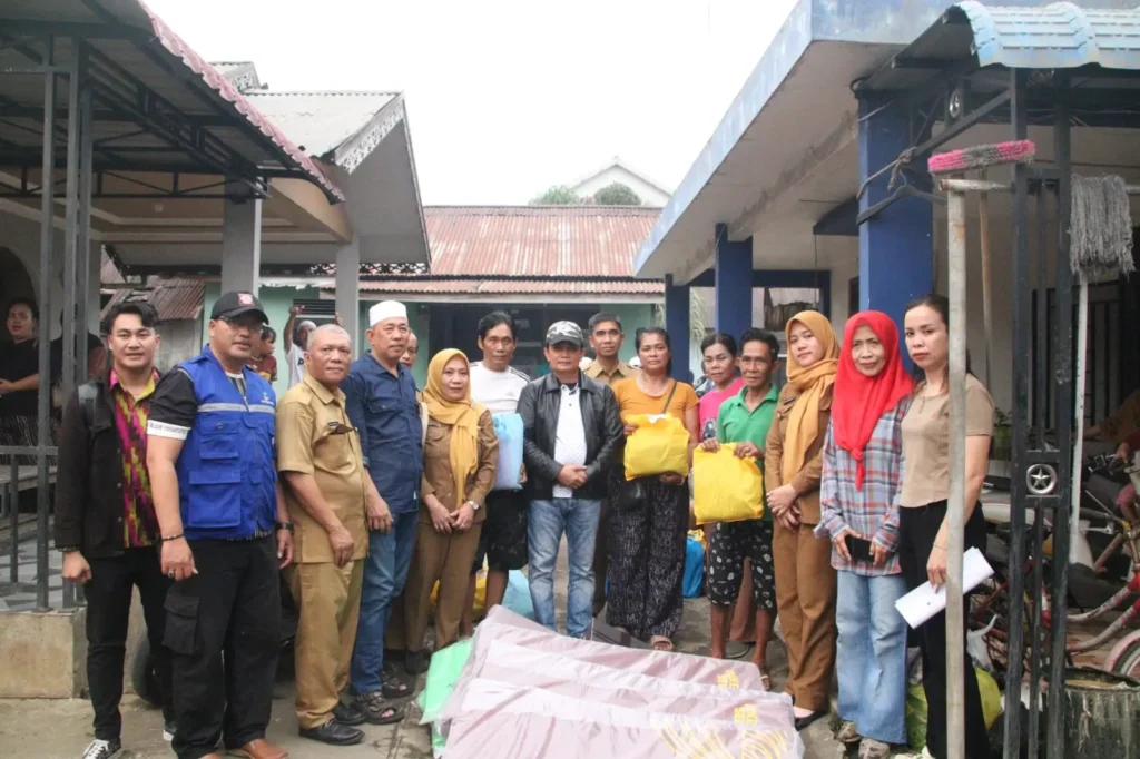 Wakil Wali Kota Pontianak Bahasan menyerahkan bantuan kepada dua keluarga korban kebakaran di Gang Pelita, Kelurahan Siantan Hilir, Kecamatan Pontianak Utara, Selasa (13/10/2026).