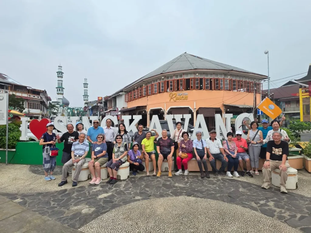 Wisatawan senior asal Singapura menikmati liburan dan mengunjungi destinasi wisata budaya di Kalimantan Barat selama tur lima hari di Pontianak dan Singkawang.