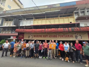 Wisatawan senior asal Singapura menikmati liburan dan mengunjungi destinasi wisata budaya di Kalimantan Barat selama tur lima hari di Pontianak dan Singkawang.