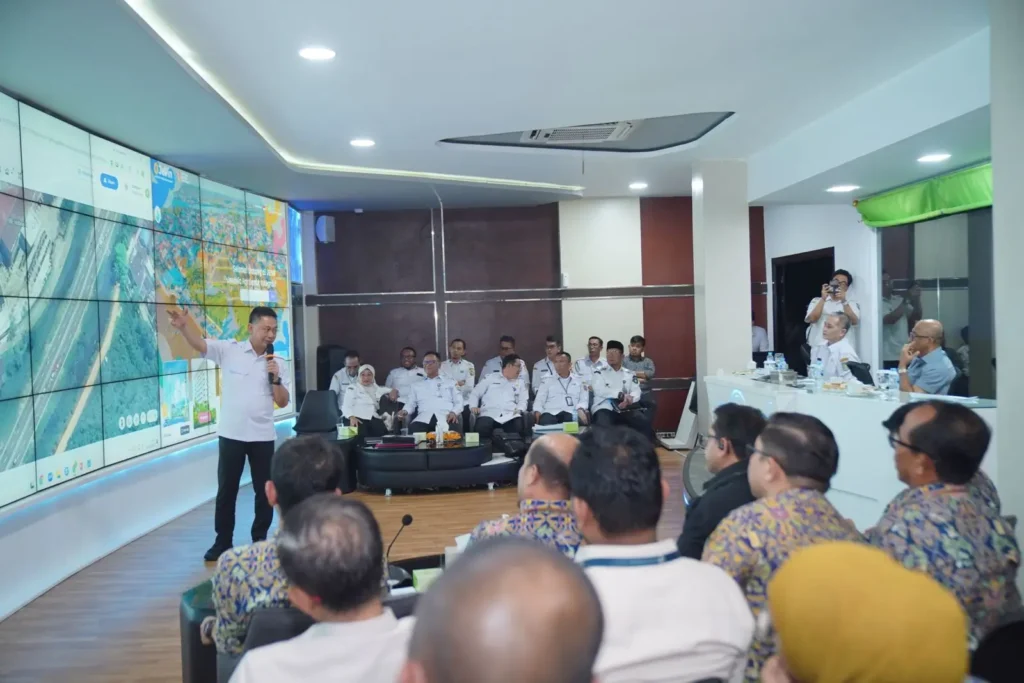 Wali Kota Pontianak Edi Rusdi Kamtono bersama anggota Komisi V DPR RI Syarif Abdullah membahas rencana duplikasi Jembatan Kapuas II untuk mengurai kemacetan di Pontianak dan Kubu Raya di Pontive Center, Kantor Wali Kota Pontianak, Rabu (14/10/2026).
