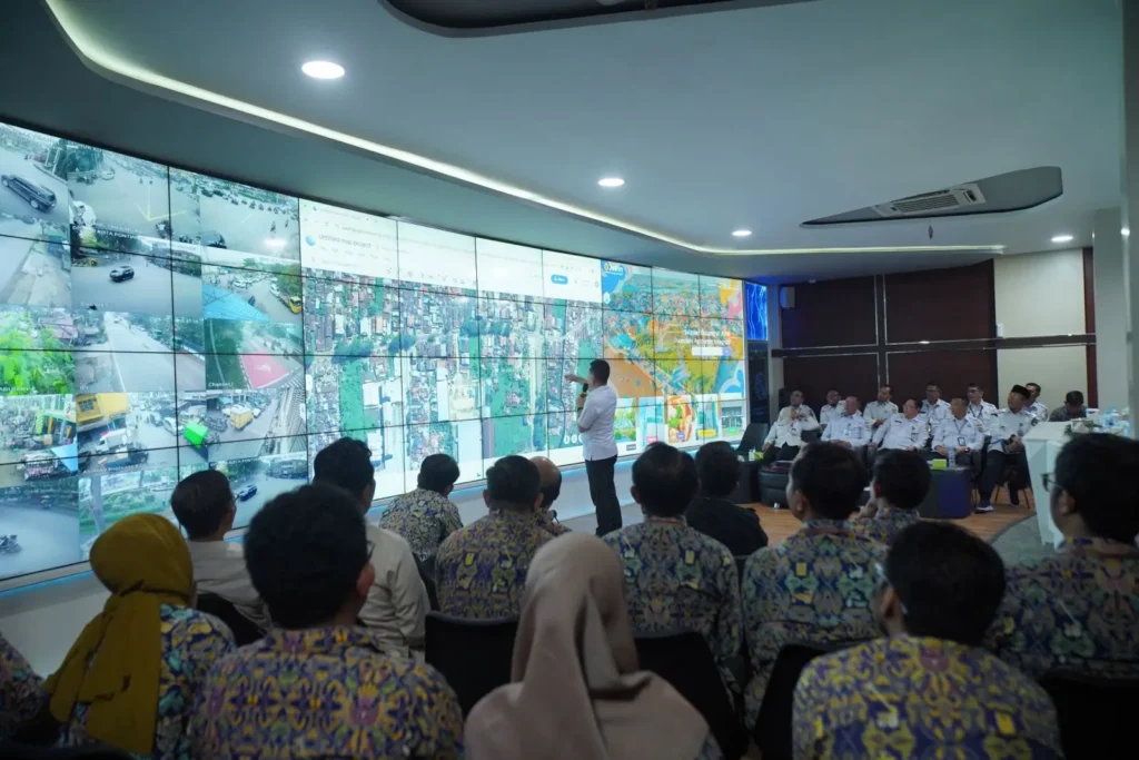 Wali Kota Pontianak Edi Rusdi Kamtono bersama anggota Komisi V DPR RI Syarif Abdullah Alkadrie membahas penanganan air baku dan peningkatan infrastruktur jalan serta jembatan di Pontianak.