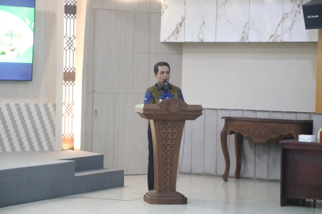 Wakil Wali Kota Pontianak Bahasan saat membuka Sosialisasi Program Kampung Iklim Kota Pontianak Tahun 2026 di Aula Sultan Syarif Abdurrahman Kantor Wali Kota Pontianak, Kamis (15/10/2026).