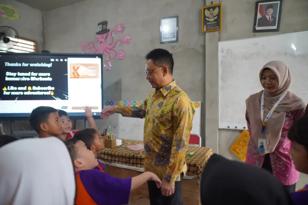 Wali Kota Pontianak Edi Rusdi Kamtono saat bercengkrama dengan siswa SDN 28 Pontianak, Kamis (15/10/2026).