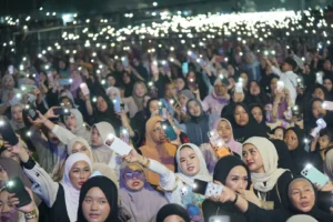 Suasana Maulid Akbar dan milad ke-9 Majelis Ansharul Mustafa di kawasan depan Alun-alun Kapuas, Pontianak, Jumat malam (16/10/2026), diisi tausiyah, selawat, dan doa bersama untuk Kota Pontianak.