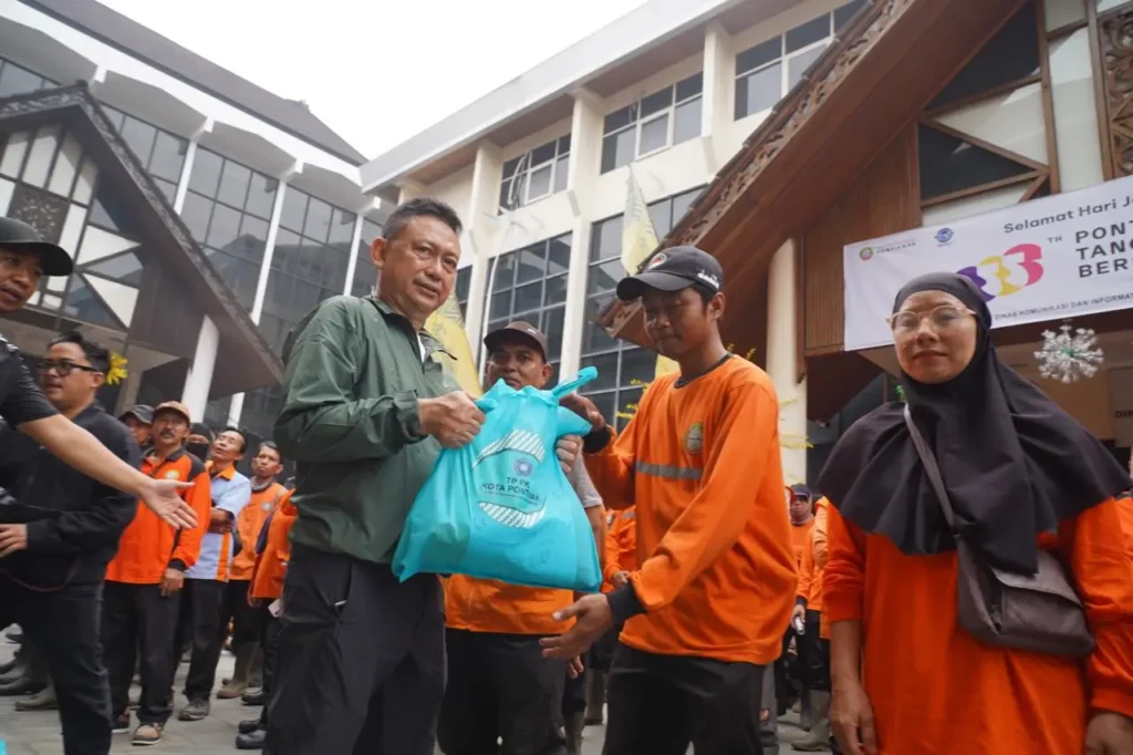 Wali Kota Pontianak Edi Rusdi Kamtono saat penyerahan sembako kepada para petugas kebersihan dalam rangkaian Gerakan Indonesia Asri di Kantor Wali Kota Pontianak, Sabtu (17/10/2026).