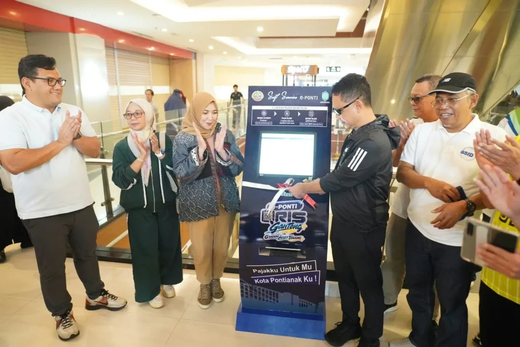 Wali Kota Pontianak Edi Rusdi Kamtono saat meninjau Kiosk ePonti di lantai dua Ayani Mega Mol Pontianak, Minggu (18/10/2026).
