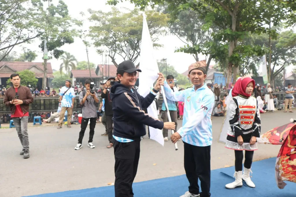 Wakil Wali Kota Pontianak Bahasan saat membuka Lomba Mancing yang diadakan dalam rangka Hari Jadi ke 255 Pontianak di Sungai Jawi, Minggu (18/10/2026).