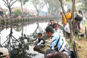 Masyarakat mengikuti lomba memancing di Sungai Jawi, Jalan Puskesmas Pal III, Pontianak, dalam rangka memperingati Hari Jadi ke-255 Kota Pontianak, Minggu (18/10/2026).