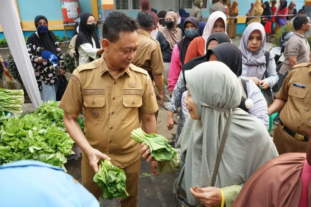 Warga antusias menyerbu pasar murah dalam rangka Hari Jadi ke-255 Kota Pontianak di Kantor Camat Pontianak Tenggara, Senin (19/10/2026).