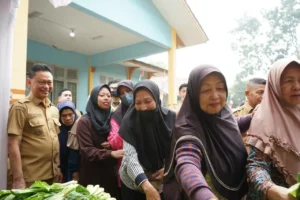 Warga antusias menyerbu pasar murah dalam rangka Hari Jadi ke-255 Kota Pontianak di Kantor Camat Pontianak Tenggara, Senin (19/10/2026).