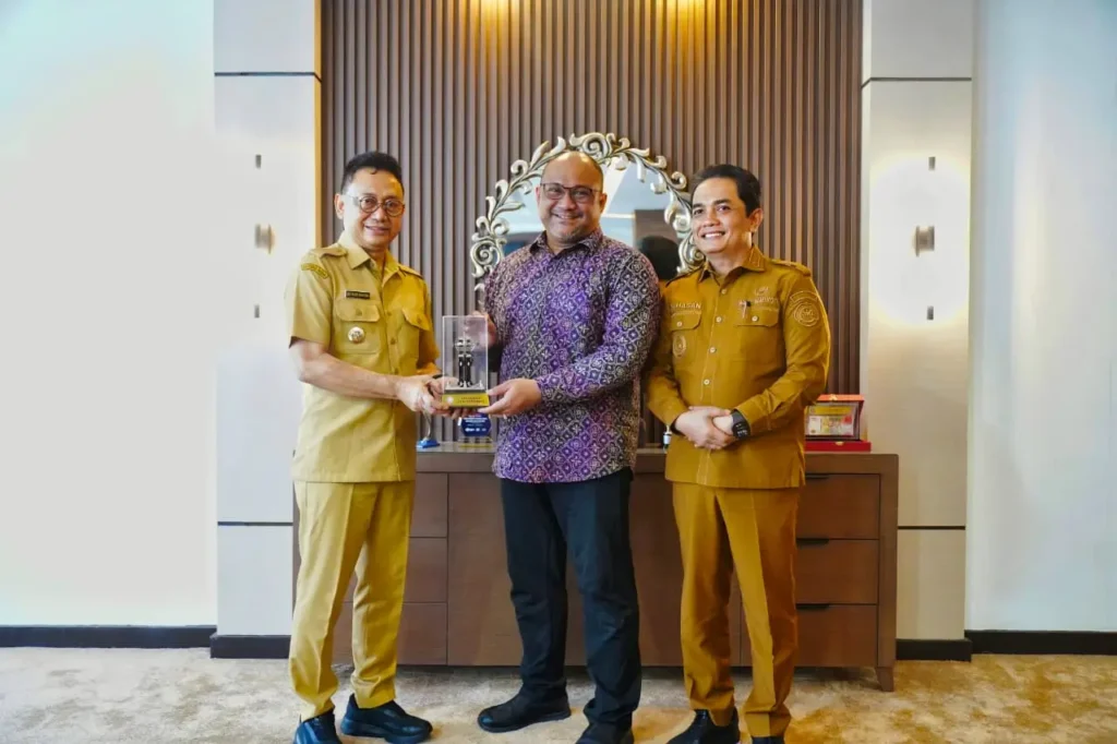 Wali Kota Edi Kamtono dan Wakil Wali Kota Bahasan bersilaturahmi dengan Konsul Malaysia Idham Zuhri di Kantor Wali Kota Pontianak, Selasa (20/10/2026).