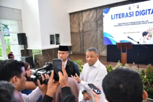 Deputi Bidang Kesiapsiagaan Nasional dan Kontra Radikalisme BNPT RI, Irjen Pol Wawan Ridwan, bersama Wakil Ketua Komisi XIII DPR RI, Sugiat Santoso, dalam kegiatan pelatihan literasi digital untuk mencegah paham kekerasan di kalangan pelajar di Medan.