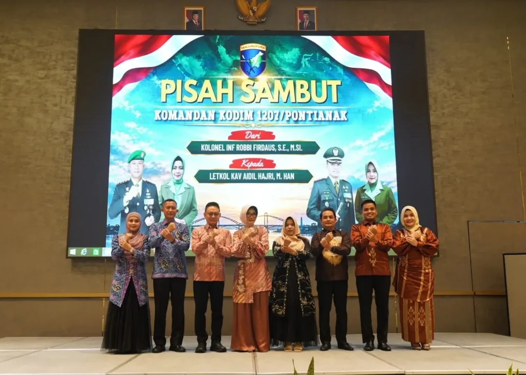 Wali Kota Edi Rusdi Kamtono dan Wakil Wali Kota Bahasan berfoto bersama dalam Pisah Sambut Komandan Kodim 1207/Pontianak di Hotel Novotel, Selasa (20/10/2026).