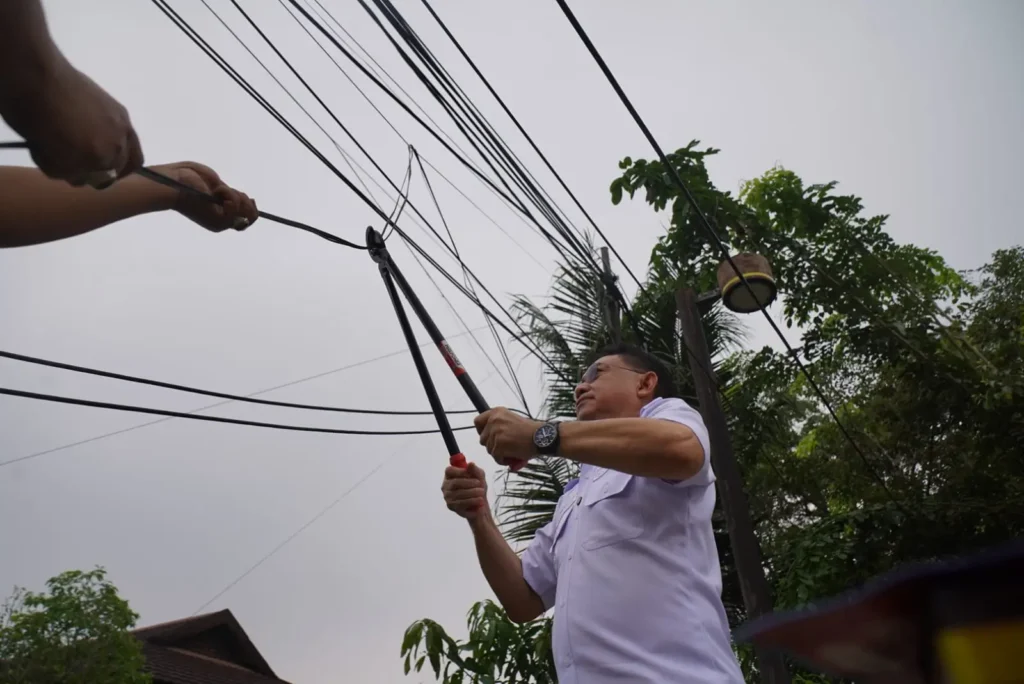 Wali Kota Pontianak Edi Rusdi Kamtono saat penertiban kabel utilitas di Jalan Ahmad Yani Pontianak, Rabu (21/10/2026).