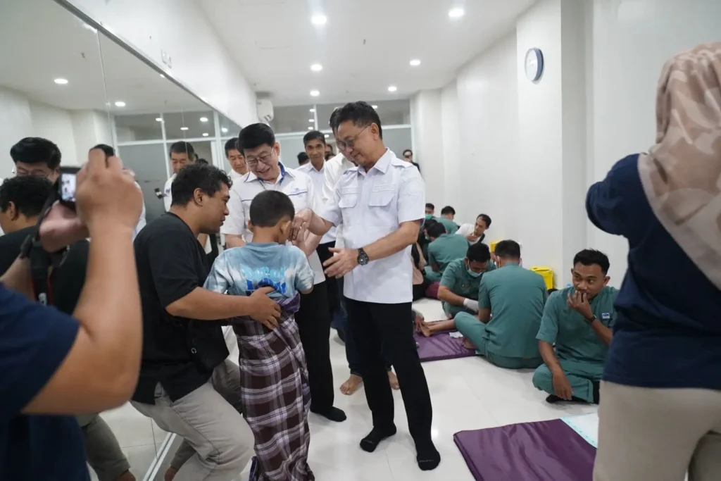 Wali Kota Pontianak Edi Rusdi Kamtono ketika meninjau bakti sosial di RS Kharitas Bhakti, Rabu (21/10/2026).