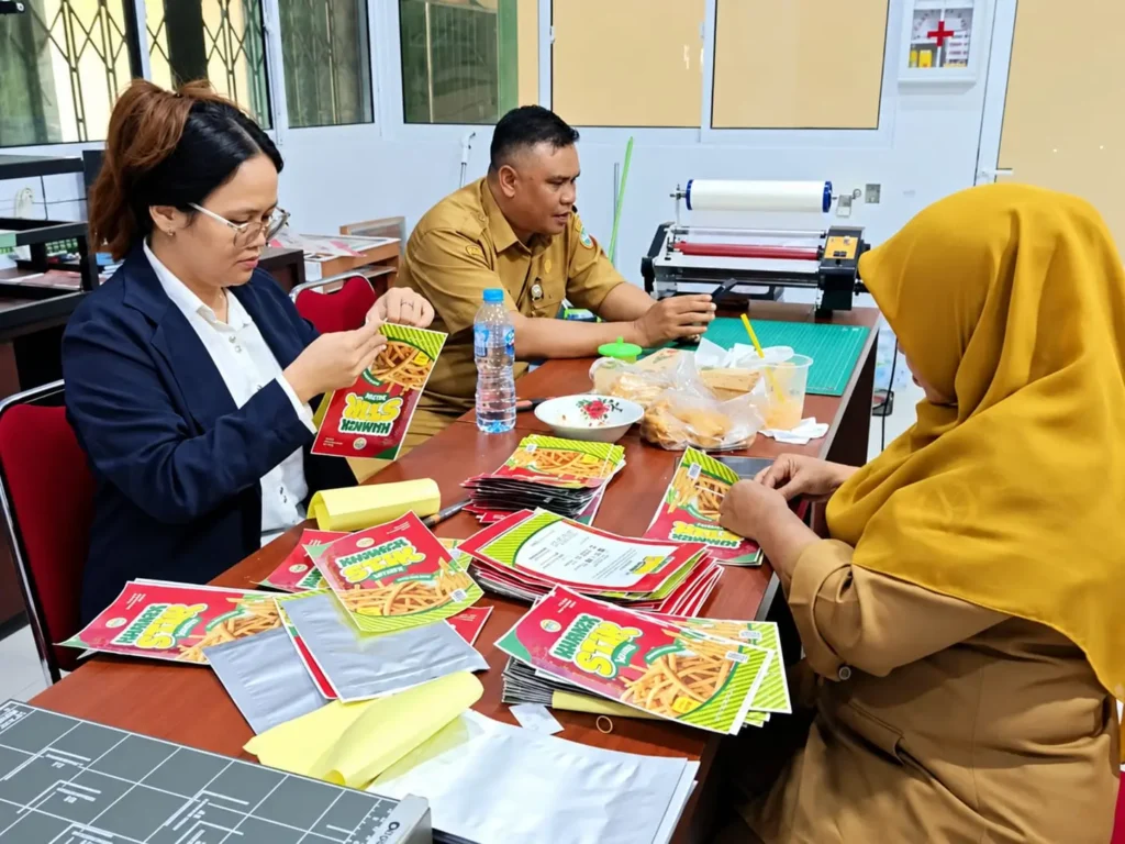 Petugas Rumah Kemasan yang berlokasi di Lantai 2 Pasar Kemuning tengah memproduksi kemasan untuk membantu pelaku UMKM.