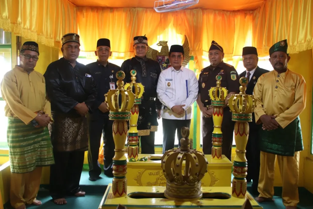 Wakil Wali Kota Pontianak Bahasan bersama Forkopimda dan jajaran Pemkot Pontianak berziarah ke Makam Kesultanan Pontianak di Batu Layang dalam rangkaian Hari Jadi ke 255 Pontianak, Kamis (22/10/2026).