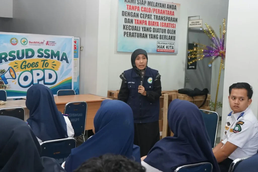 Dokter Spesialis Penyakit Dalam Konsultan Endokrin Metabolik Diabetes RSUD SSMA Pontianak, Amanda Trixie Hardigaloeh, menyampaikan edukasi tentang pencegahan dan pengendalian diabetes melitus kepada pegawai Dinas Perhubungan Kota Pontianak.