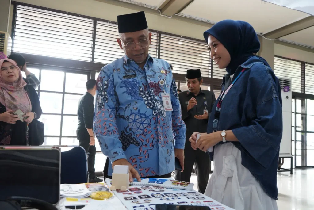 Sekretaris Daerah Kota Pontianak Amirullah saat meninjau stand perusahaan dalam pembukaan Job Fair Pontianak 2026 di Auditorium Universitas Tanjungpura, Kamis (22/10/2026).