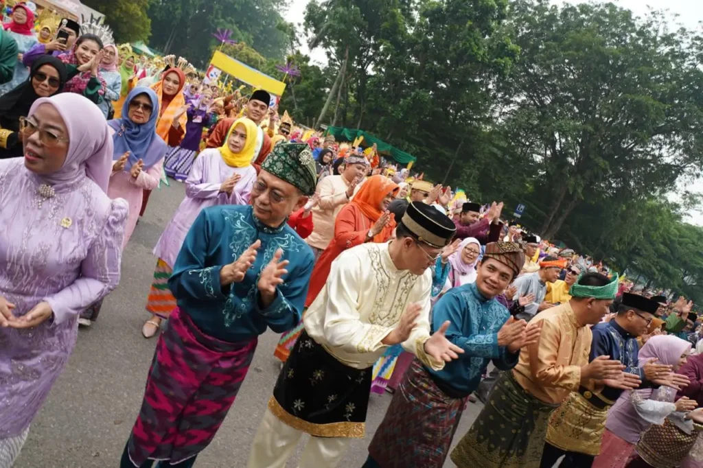 Wali Kota Pontianak Edi Rusdi Kamtono bersama warga mengikuti Jepin Massal dalam rangka memeriahkan Hari Jadi ke-255 Kota Pontianak di Jalan Rahadi Usman.