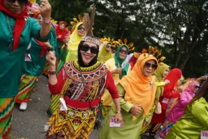 Ribuan warga mengenakan Telok Belanga dan Baju Kurung mengikuti Jepin Massal untuk memeriahkan Hari Jadi ke-255 Kota Pontianak di Jalan Rahadi Usman.