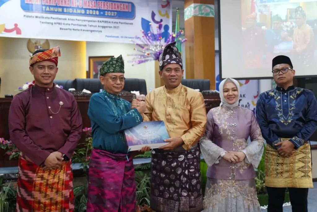 Wali Kota Pontianak Edi Rusdi Kamtono dalam Pidato Wali Kota Pontianak atas Penyampaian Raperda Kota Pontianak tentang APBD Kota Pontianak Tahun Anggaran 2027 beserta Nota Keuangannya di DPRD Pontianak, Jumat (23/10/2026).