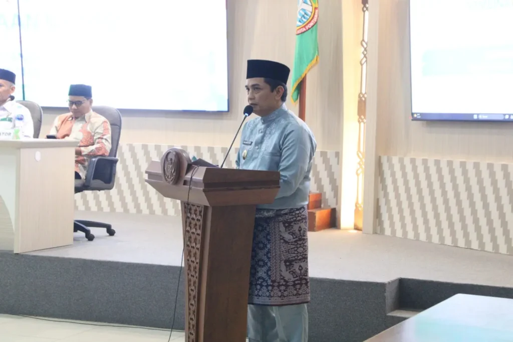 Wakil Wali Kota Pontianak Bahasan saat membuka Pembinaan Nazir di Aula Sultan Syarif Abdurrahman Kantor Wali Kota Pontianak, Jumat (23/10/2026).
