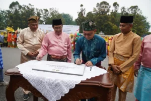 Wali Kota Pontianak Edi Rusdi Kamtono saat menandatangani prasasti Kota Wakaf pada momentum Hari Jadi ke-255 Kota Pontianak, Jumat (23/10/2026).