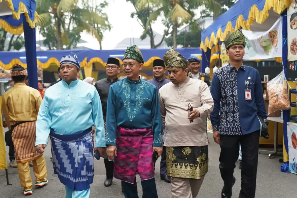 Wali Kota Pontianak Edi Rusdi Kamtono membuka Festival Melayu Khatulistiwa II di Alun-alun Kapuas.