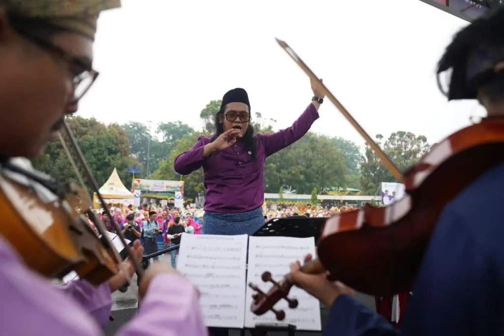 Daun Selasih Orchestra dengan conductor Peri Rakhmadi saat membawakan Mars Kota Pontianak dalam peringatan Hari Jadi ke 255 Pontianak di depan Kantor Wali Kota Pontianak, Jumat (23/10/2026).