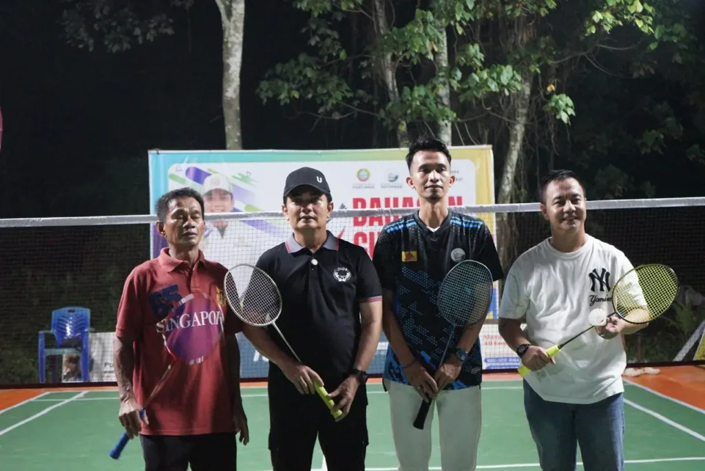 Wakil Wali Kota Pontianak saat membuka Turnamen Bulutangkis Bahasan Cup di TCR Stadium, Kecamatan Pontianak Tenggara, Sabtu (25/10/2026) malam.