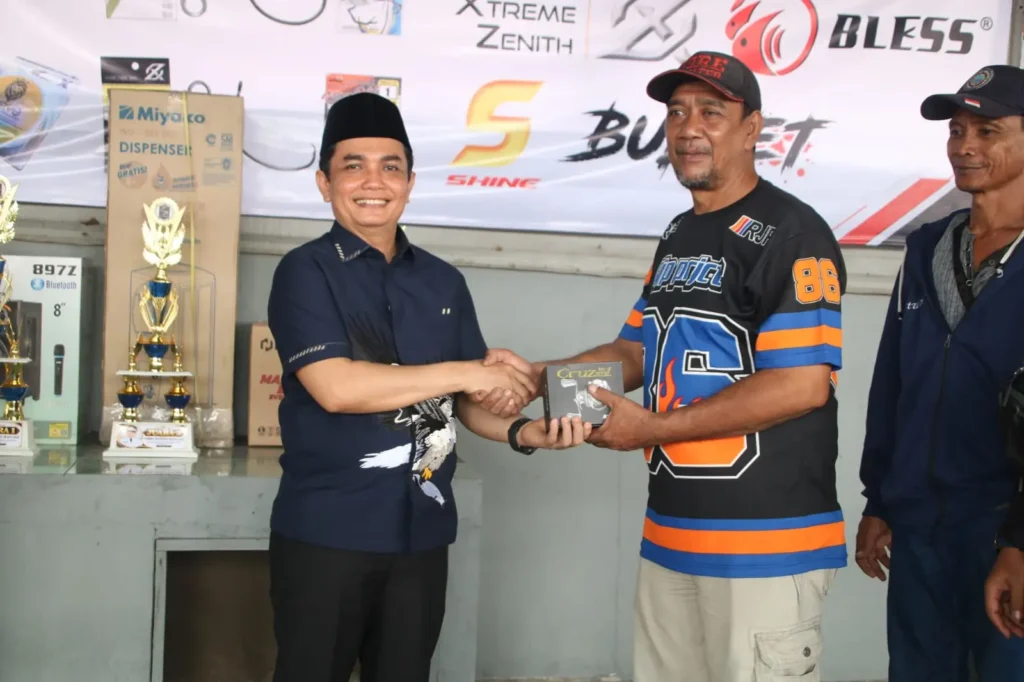 Wakil Wali Kota Pontianak Bahasan saat menjajal kolam pemancingan Galatama MK di Gang Pemancingan, Jalan Karet, Minggu (25/10/2026).