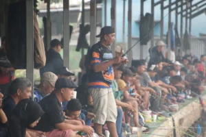 Warga menjajal kolam pemancingan Galatama MK di Gang Pemancingan, Jalan Karet, Minggu (25/10/2026).