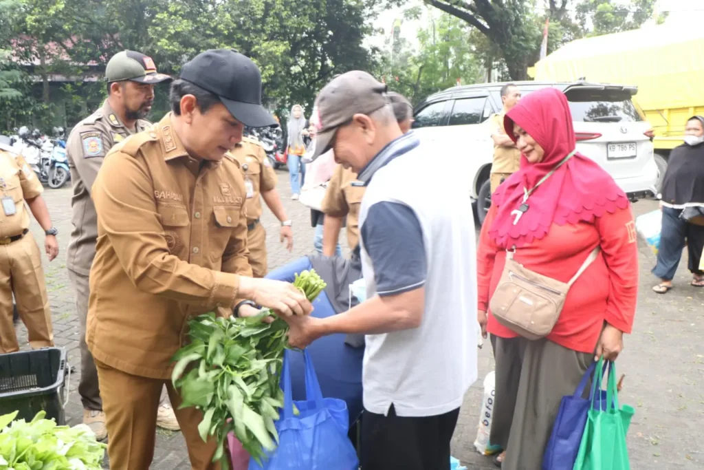 Wakil Wali Kota Pontianak Bahasan saat meninjau pasar murah di halaman Kantor Camat Pontianak Barat, Senin (26/10/2026).