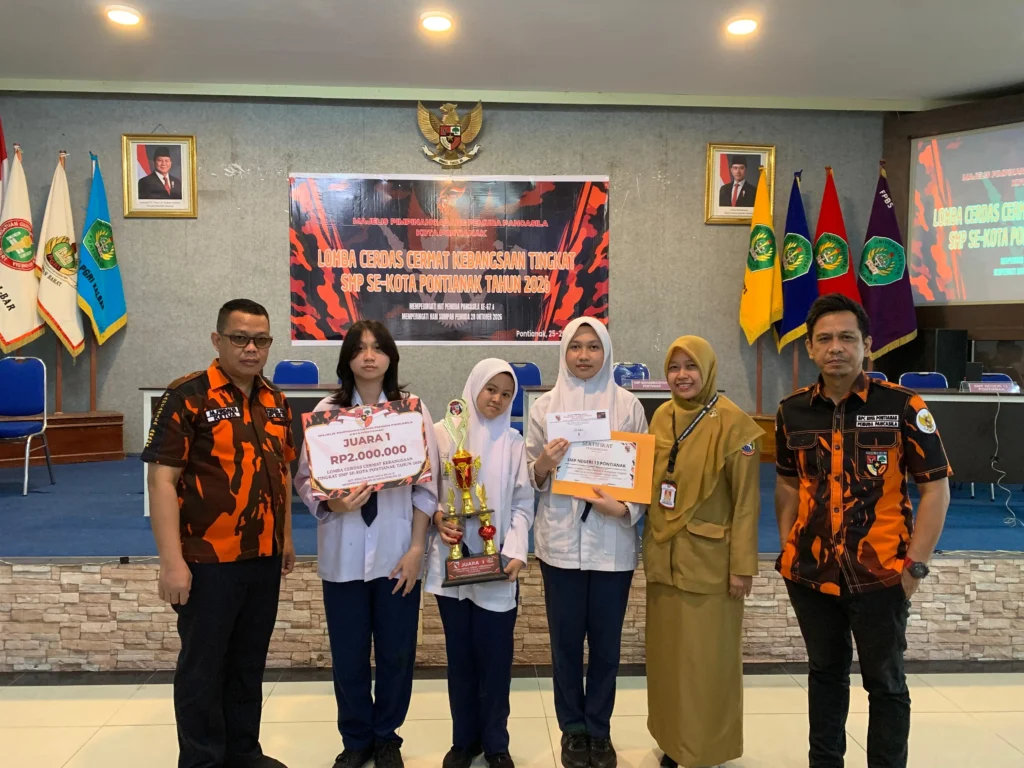 SMP Negeri 13 Pontianak meraih juara pertama Lomba Cerdas Cermat Kebangsaan yang digelar MPC Pemuda Pancasila Kota Pontianak, Senin (26/10/2026).