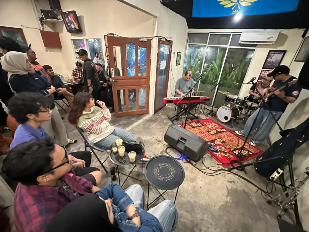 Penampilan Ngulik Jazz dalam gelaran Klab Jazz Karimata di Rakata, Jalan Karimata, Pontianak, yang disambut antusias pengunjung Gen-Z melalui pertunjukan musik dan sesi jam session, Senin (26/10/2026).
