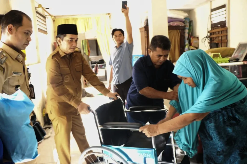 Wakil Wali Kota Pontianak Bahasan saat menyerahkan langsung alat bantu ke rumah warga, Selasa (27/10/2026).