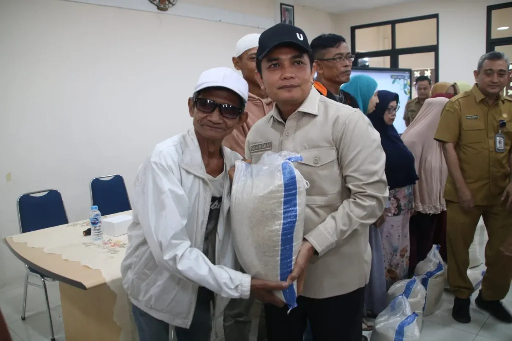 Wakil Wali Kota Pontianak Bahasan ketika menyerahkan bantuan di Aula Kantor Lurah Sungai Jawi Luar, Selasa (27/10/2026).
